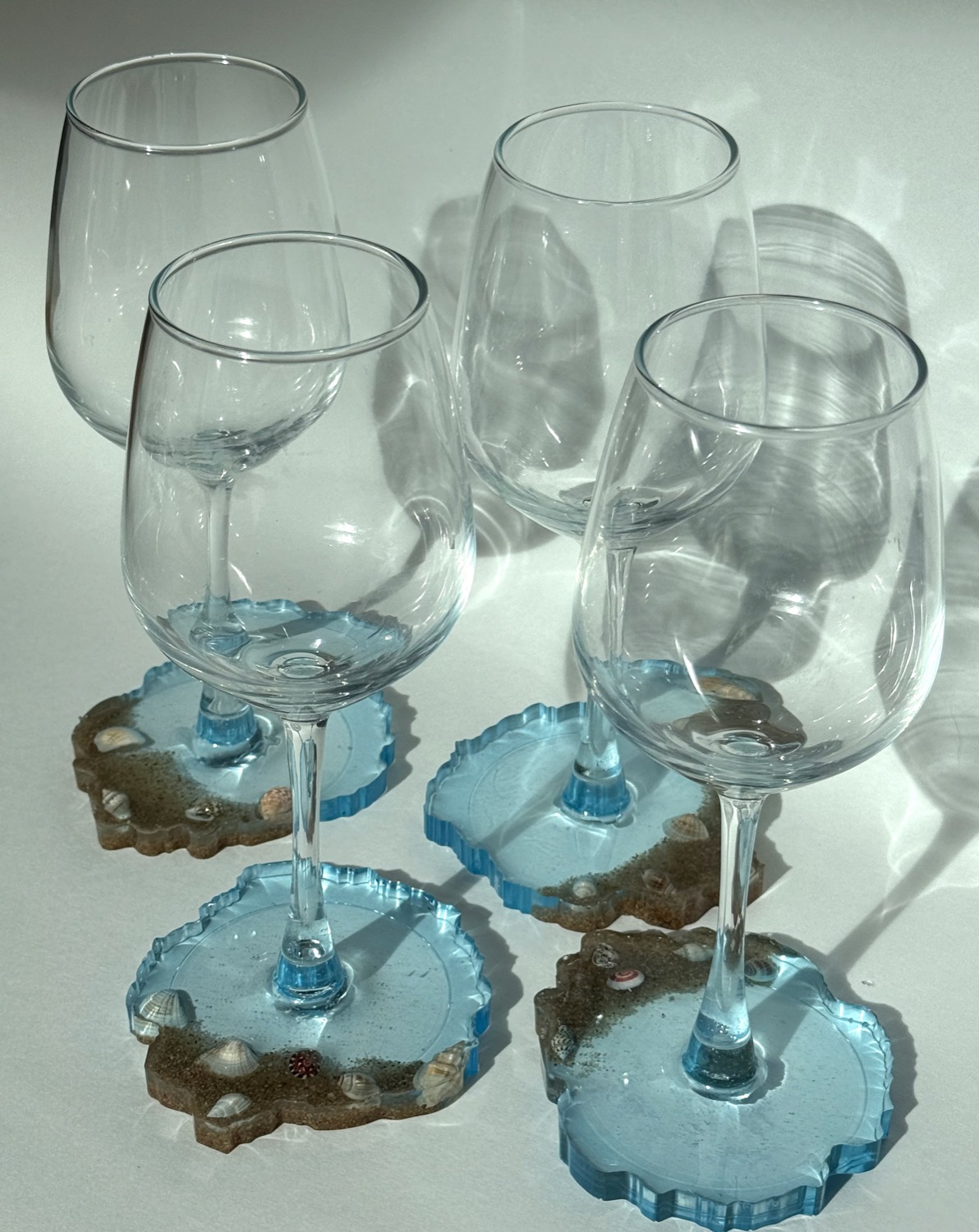 Set of 4 wine glasses with blue resin seashell coaster bases